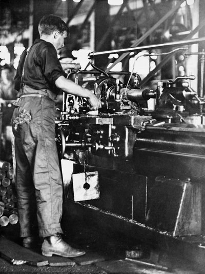 Kauppias, joka valmistaa kuoria Walsh Islandin tehtaalla, Newcastle, New South Wales, n. 1916 tekijältä Australian Photographer