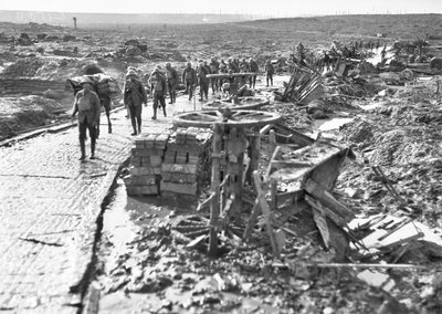 Australian joukot kulkevat Idiot Corneriin johtavaa rataa pitkin Westhoek Ridgessä, Ypres-sektorilla, 28. lokakuuta 1917 tekijältä Australian Photographer