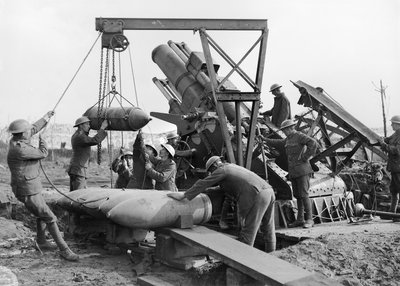 2 tykin miehistö, Royal Marine Artillery lastaamassa Granny, 15 tuuman Howitzer (raskas tykistöase), lähellä Menin Roadia, Ypres-sektorilla, 5. lokakuuta 1917 tekijältä Australian Photographer