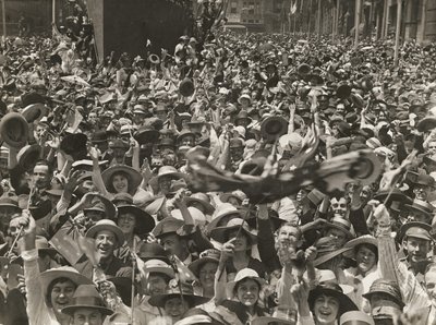 Yleisöä Martin Placessa Sydneyssä juhlimassa uutista aselevon allekirjoittamisesta 11. marraskuuta 1918 tekijältä Australian Photographer