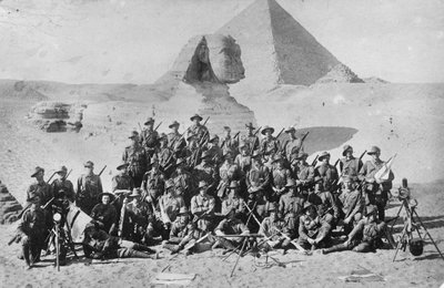 Epävirallinen ryhmäkuva Australian jalkaväen signaalikoulusta sfinksin ja pyramidin edessä. Signalointilaitteet ovat etualalla, n. 1915 tekijältä Australian Photographer