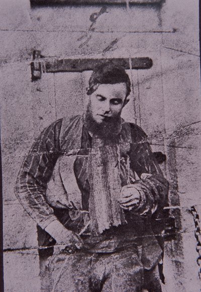 Kelly Gangin jäsen Joe Byrne ryöstettiin kuoleman jälkeen, 29. kesäkuuta 1880 (m/v kuva) tekijältä Australian Photographer