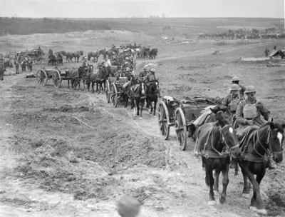 Australian kenttätykistöjen 6. prikaatin jäsenet tuovat ammuksia aseisiin Hindenburgin linjan kautta lähellä Bellicourtia, 4. lokakuuta 1918 tekijältä Australian Photographer