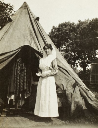 Sisar Ada Smith 2. Australian uhrien selvitysasemalta lähellä Steenwerckiä, Trois Arbres, Ranska, 1916 tekijältä Australian Photographer