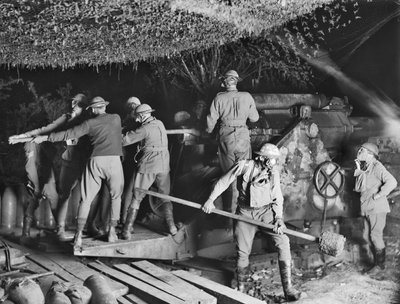 2. Australian Siege Battery (55. Australian Siege Artillery Battery) työskenteli 9,2 tuuman haupitsilla kaasunaamareissaan Voormezeelen hyökkäyksen aikana 15. syyskuuta 1917 tekijältä Australian Photographer