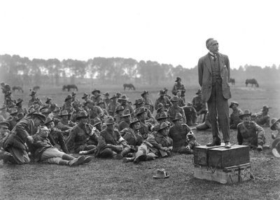 Oikea kunniakas William Morris (Billy) Hughes seisoo neljästä ammuslaatikosta koostuvalla alustalla ja puhui viidennen Australian ambulanssin kokoontumiselle lähellä La Mottea noin kilon verran. tekijältä Australian Photographer
