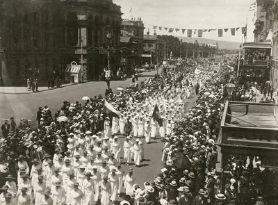Naiset pitävät rauhanpäivämarssia King William Streetillä, Adelaidessa, Etelä-Australiassa, marraskuussa 1918 tekijältä Australian Photographer