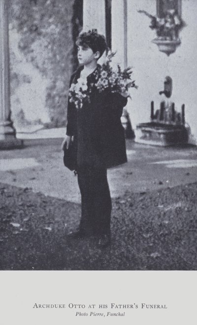 Itävallan arkkiherttua Otto isänsä hautajaisissa vuonna 1922 (b/w kuva) tekijältä Austrian Photographer