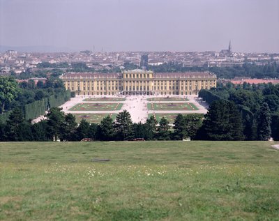 Schonbrunnin palatsi, valmistunut 1711 tekijältä Austrian School