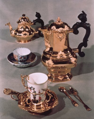 Teekannu, sokerikulho, suklaapannu ja muki, Meissen-aamiaispalvelusta, valmistaja Domanek, Wien, 1750 (posliini ja kulta) tekijältä Austrian School
