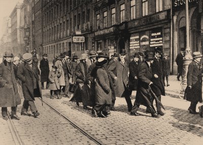 Lenin Tukholmassa Ture Nermanin ja Carl Lindhagenin kanssa 13. huhtikuuta 1917 tekijältä Axel Malmström