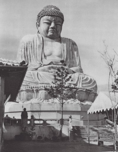 Japani: Buddhastatue Beppussa (s/w-kuva). tekijältä Axel von Graefe