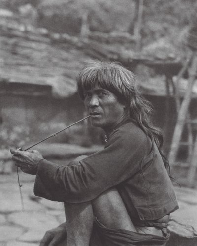 Japani: Paiwan-heimon päällikkö Raishassa (s/w-kuva). tekijältä Axel von Graefe