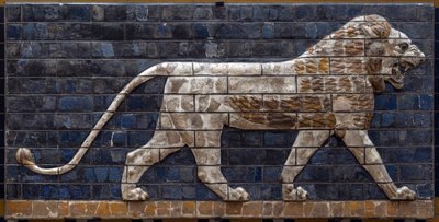 Babylonian erigeen kulkue Nebukadnessar II:n (605–562 eKr.) vallan alla: yksityiskohta Ištarin portista, joka kuvaa mosaiikkileijonaa tiilistä. Babylon - Istanbulin arkeologinen museo tekijältä Babylonian