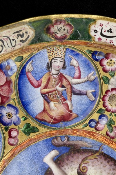 Kannen kulho, lautanen ja lusikka astrologisella koristeella, 1800-luvun alku tekijältä Baqir
