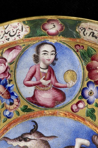 Kannen kulho, lautanen ja lusikka astrologisella koristeella, 1800-luvun alku tekijältä Baqir