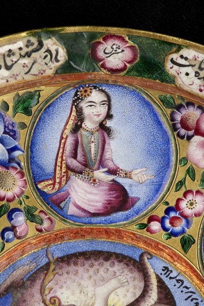 Kannen kulho, lautanen ja lusikka astrologisella koristeella, 1800-luvun alku (emali ja kulta) tekijältä Baqir Baqir