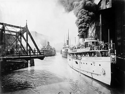 Matkustajalaivoja Chicago-joella, Chicago, Illinois, Yhdysvallat, noin 1905 (s/w-kuva). tekijältä Barnes and Crosby