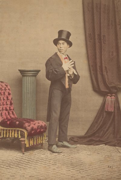 [Studiomuotokuva japanilaisesta miehestä länsimaisissa vaatteissa], 1880-luku. tekijältä Baron Raimund von Stillfried