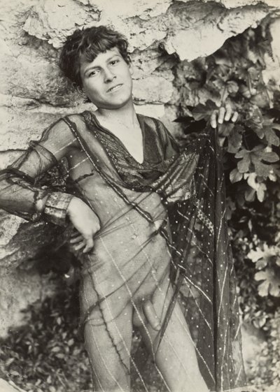 [Alaston nuori, jolla on yllään läpinäkyvä mekko] tekijältä Baron Wilhelm von Gloeden