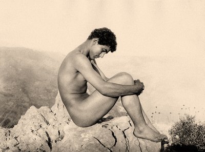 Tutkimus miesalastomasta kalliolla, Taormina, Sisilia, n. 1900 (seepiakuva) tekijältä Baron Wilhelm von Gloeden