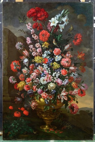 Liljat, tulppaanit, neilikat, pionit, konvolvuli ja muut kukat pronssiurnissa lintujen, kilpikonnan ja perhosten kanssa maisemassa, 1718 tekijältä Bartolomeo Bimbi