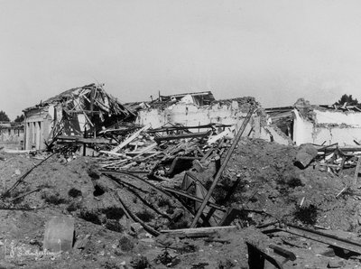 Sermiden pommitukset: rakennukset vaurioituivat toisen maailmansodan aikana tekijältä Bayard and Bertall