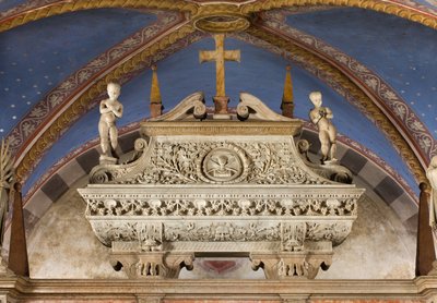 Krypta, pyhien Marcellinuksen ja Pietarin manaajan arkki, sarkofagi Pyhän Marcelinon ja Pyhän Pietarin manaajan patsaineen, Benedetto Briosco 1506-08 tekijältä Benedetto Briosco