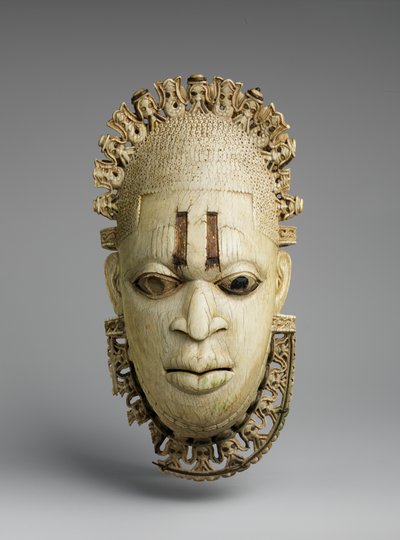 Iyoba (kuningataräiti) riipusnaamio tekijältä Benin Benin