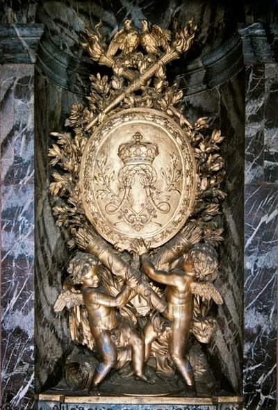 Veistos Escalier de la Reinen maihinnousussa juhlii symbolisesti Louis XIV:n ja itävaltalaisen Marie-Theresen häitä tekijältä Benoit or Massou Masson