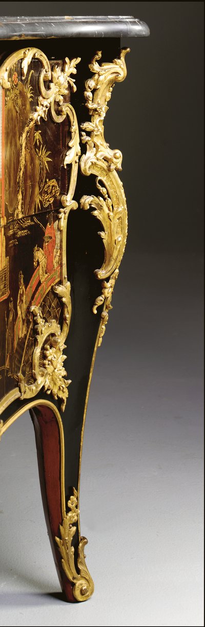 Louis XV lipasto, n. 1740 (ormolu-kiinnitetty kiinalainen musta, monivärinen ja kullattu lakka, serpentiini, marmori ja vernis) tekijältä Bernard van Risamburgh