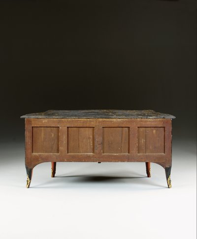 Louis XV lipasto, n. 1740 (ormolu-kiinnitetty kiinalainen musta, monivärinen ja kullattu lakka, serpentiini, marmori ja vernis) tekijältä Bernard van Risamburgh