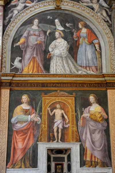 Pyhä Apollonia ja Saint Lucy, huipulla, Ippolita Sforza pyhimysten ja nunnien ympäröimänä, Bernardino Luinin fresko Saint Maurice kirkossa Maggioren luostarissa Milanossa Lombardiassa, Italiassa tekijältä Bernardino Luini