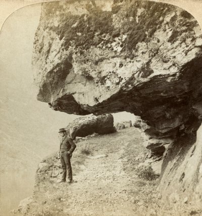 Mies kalliolla, josta on näkymät Naeroyfjordille, Sognessa, Norjassa. tekijältä Bert Underwood