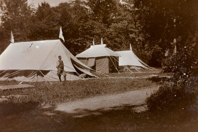 Ensimmäisen maailmansodan albumi Friuli-Venezia Giuliassa: vastaanotto, leikkaus ja pukeutuminen Villa Brazzàn edessä, Soleschiano Manzanon sotasairaalan 17 kotipaikka, kuva otettu kirkon tornista, 05/1916 (b/w kuva) tekijältä Bietti Bietti