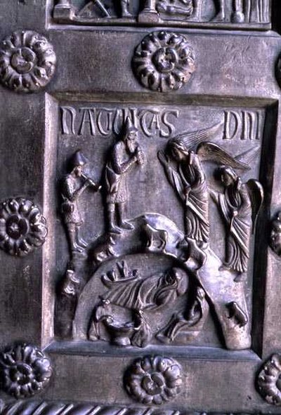 Paneeli, joka kuvaa syntymäjumalanpalvelusta eteläisen ristikirkon Porta di S. Ranierin portaalissa. tekijältä Bonannus of Pisa