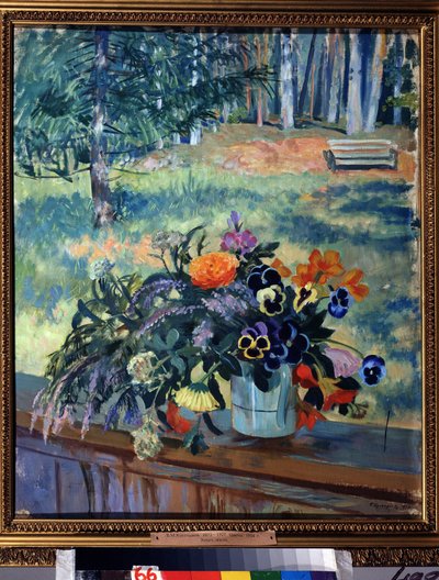 Kukat (kukat). Asetelma, kukkakimppu terassin puisella kaiteella, näkymä metsäiseen puistoon. Boris Michaylovich Kustodiev (Kustodiev) (1878-1927) maalaus öljy kankaalle tekijältä Boris Mikhailovich Kustodiev