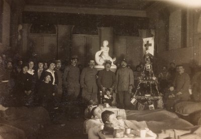 Albumi ensimmäisestä maailmansodasta Friuli-Venezia Giuliassa: ryhmämuotokuva joulupäivänä Villa Brazzàssa, jossa sijaitsee Soleschiano Manzanon sotasairaalan 17, 25.12.1915 (b/w kuva) tekijältä Bourbon Del Monte