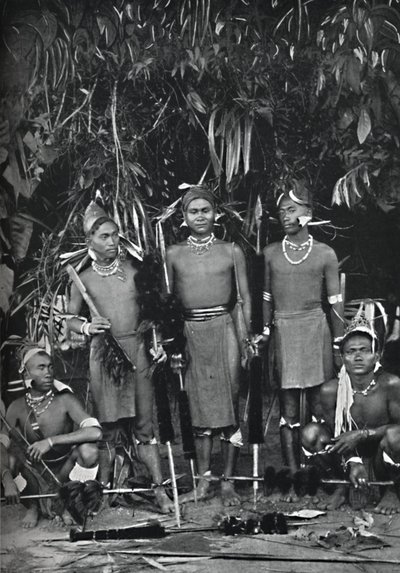 Angami Nagas täydessä puvussa, 1902 tekijältä Bourne and Shepherd