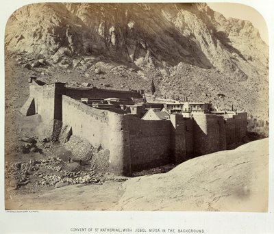 Pyhän Katariinan luostari ja Jebel Músá taustalla, Siinain niemimaan sotatarviketutkimuksesta tekijältä British Photographer