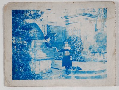 Elaine ja Lancelot Grimshaw Knostrop Hallin porteilla (syanotypia) tekijältä British Photographer