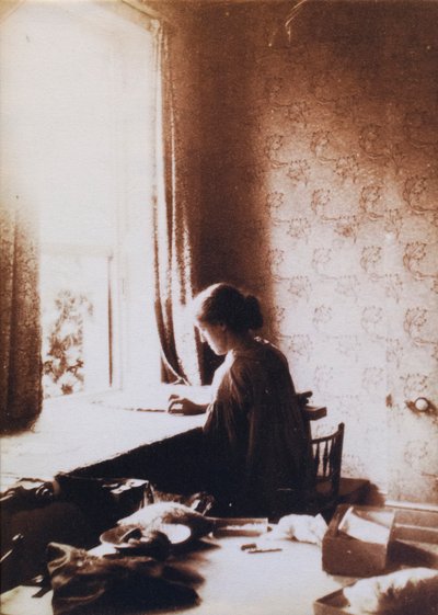 May Morris töissä, 1890-luvun alku (m/w kuva) tekijältä British Photographer
