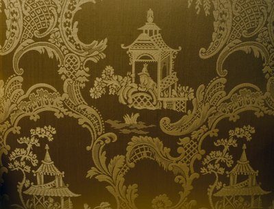 Kiinalaisia kuvioita, yksityiskohta George II -tyylisen nojatuolin verhoilusta, veistetty puu, pehmustetut käsivarret ja verhoiltu selkänoja ja istuin, n. 1750, Iso-Britannia tekijältä British School