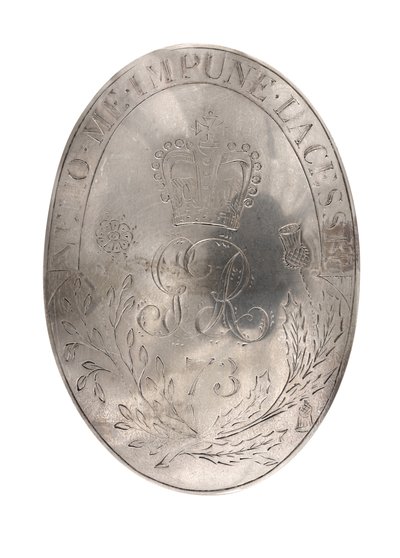 Olkavyön levy, 73. (Highland) jalkarykmentti, n. 1788 (olkavyölevy) tekijältä British School