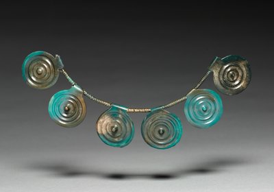 Elementtejä kaulakorusta, noin 1400-1300 eaa tekijältä Bronze Age