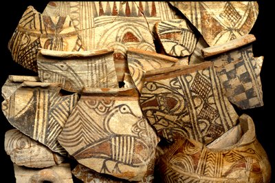 Kalojen ja lintujen tyypillisillä värikuvioilla koristeltu filistealainen keramiikka Tel Kasilista, Israelista, n. 1099-900 eKr. (keramiikka) tekijältä Bronze Age