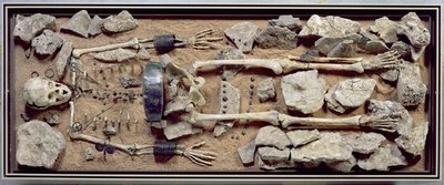 Runsaasti varusteltu naishauta Molzbach bei Huenfeldistä tekijältä Bronze Age