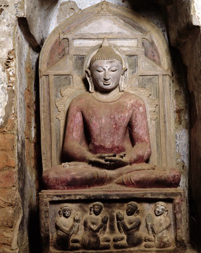Istuva Buddha meditaatiossa (monivärinen kivi) tekijältä Burmese School