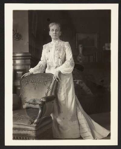 Rouva John Arbuckle, n. 1900–1910 (valkovalkoinen) tekijältä Burr William McIntosh