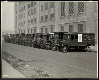 Joukko jakeluautoja pysäköitynä Carolyn Laundryn ulkopuolella osoitteessa 111 East 128th Street, East Harlem, New York, 1929 (hopeagelatiiniprintti) tekijältä Byron Company